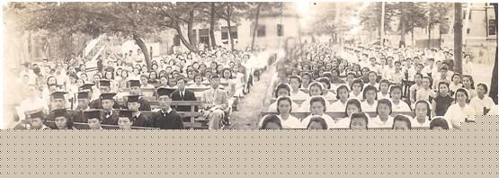 1947年夏初国立湘雅医学院第21班、私立湘雅高级护士职业学校第38班等全体学生同堂在复员重建后的湘雅校园开会。
