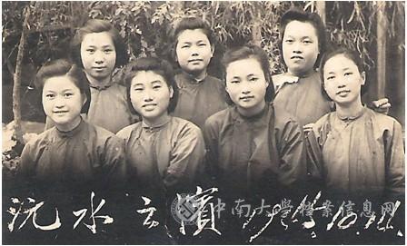 1945年10月14日王昌璧校友(前排左一)与同班学友在沅陵时的留影。